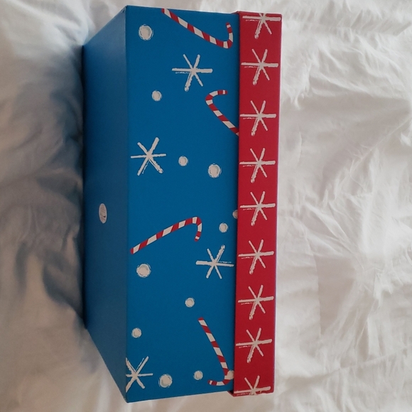 Holiday Gift Box - preloved - Picture 2 of 5